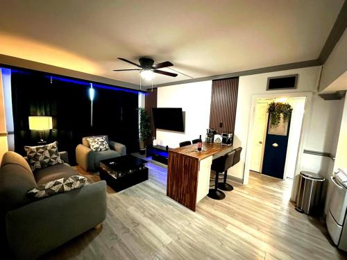 a living room with a couch and a table at CityBreak JAX in Jacksonville