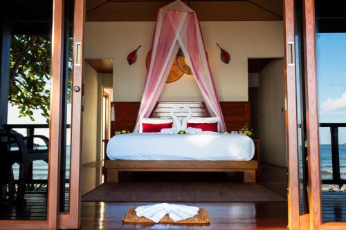 A bed or beds in a room at PingChan Koh Phangan Beachfront Resort