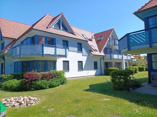 una casa grande con un patio con césped en Oewern Diek 36, en Wustrow
