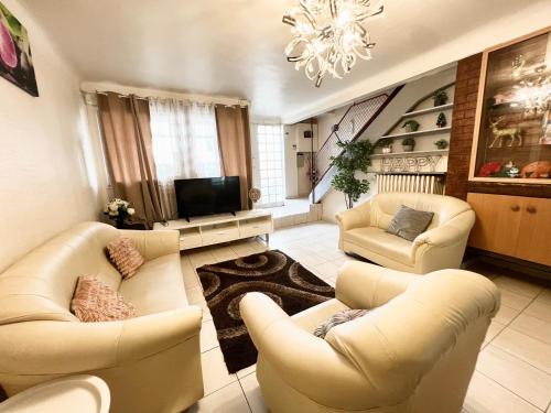 La maison est située en face de la gare