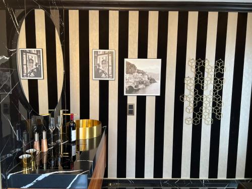 a room with black and white stripes on a wall at Nero Uno in Meckenbeuren