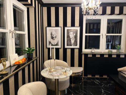 a black and white striped room with a table and chairs at Nero Uno in Meckenbeuren