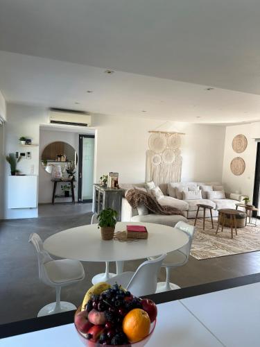 une cuisine et un salon avec une table et des chaises dans l'établissement Villa Felicita, à Mougins