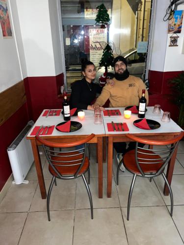 un groupe de personnes assises à une table dans un restaurant dans l'établissement Chez pablo, à Carcassonne