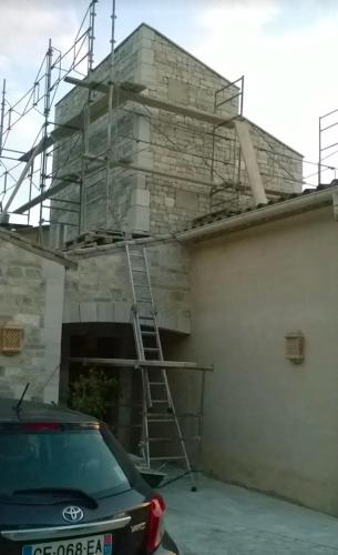 un bâtiment construit avec un échafaudage en haut dans l'établissement Chez pablo, à Carcassonne