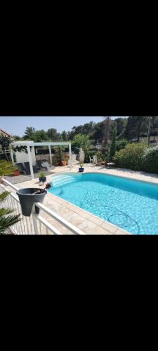 une grande piscine bleue dans une cour dans l'établissement Villa Elephantine, à Bormes-les-Mimosas