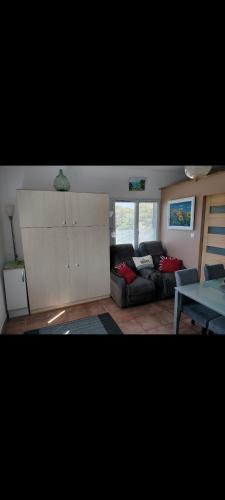 un salon avec un canapé et une table dans l'établissement Villa Elephantine, à Bormes-les-Mimosas