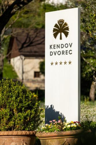 Kendov Dvorecに飾ってある許可証、賞状、看板またはその他の書類