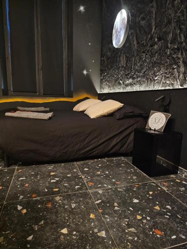 - une chambre avec un lit doté d'une horloge dans l'établissement Suite Intemporelle, à Montagnac