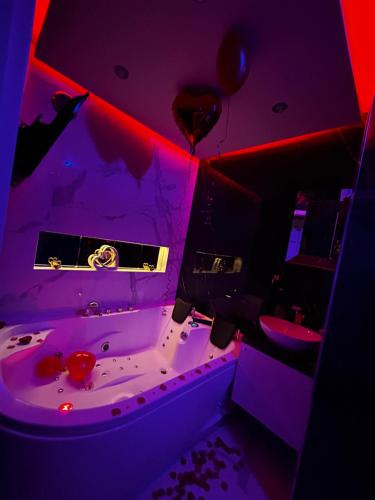 a purple room with a tub with a balloon in it at Art Styl in Białystok