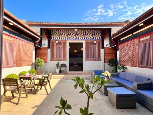 a patio with furniture and a table and chairs at 金門 湖光悠宅古厝民宿 Relax Lake B&B in Lin-ts'o