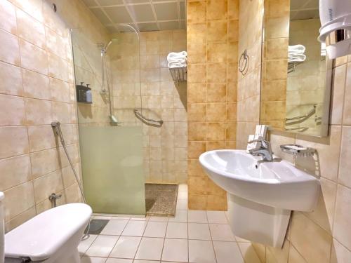 a bathroom with a toilet and a sink and a shower at شركة المختارة العالمي للخدمات الفندقيه - Al Mukhtara International Hotel in Al Madinah