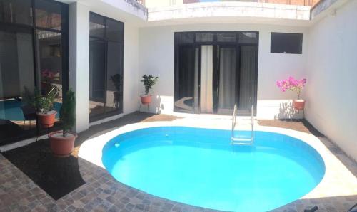 a large swimming pool in the middle of a house at Casa Hospedaje Las Lomas con piscina en La Merced in La Merced