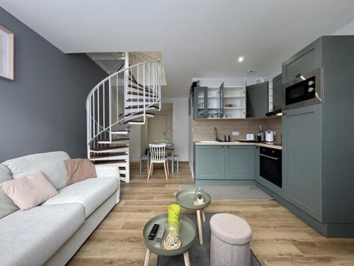 un salon avec un canapé blanc et une cuisine dans l'établissement Le Douplex - 4pers - Hyper Centre - Rêve au Mans, au Mans