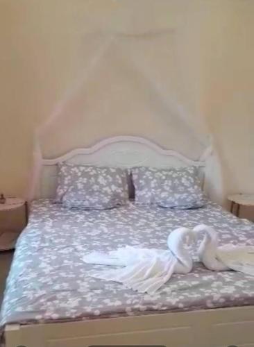 a bed with two white swans sitting on it at ขุนโลหะ in Phuket Town