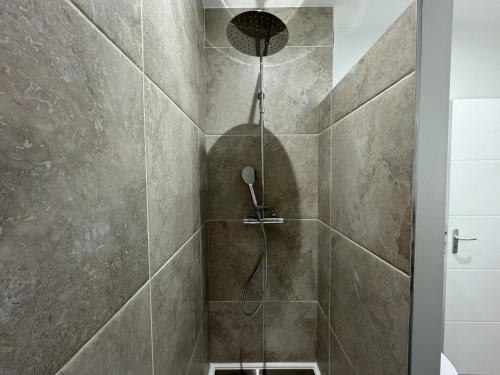 une douche avec pommeau de douche dans une salle de bain dans l'établissement Le Grand Victor - 7 pers - Hyper Centre - Rêve au Mans, au Mans