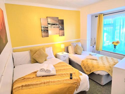 Postel nebo postele na pokoji v ubytování Gillings Villa -5 Bed Great For Long & Short Stay!!! Gillingham Kent