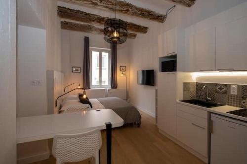 une cuisine et une chambre avec un lit dans une pièce dans l'établissement Design Suite Vieux Port Appartement tout équipé climatisé, à Marseille