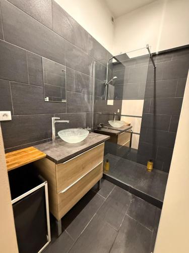 une salle de bain avec deux lavabos et une douche dans l'établissement Le Loft d 'Éveux - 2 places de parking, à Éveux
