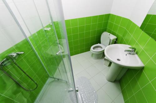 A bathroom at Maxi House Hostel
