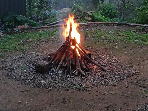 a fire pit in the middle of a yard at Roamwander Apartments in Vagamon