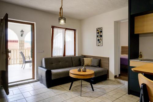 un salon avec un canapé et une table dans l'établissement Villa I Karma, à Tisno