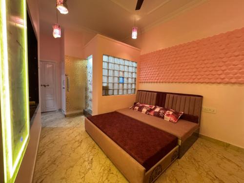 ハイデラバードにあるGuest House Single roomの部屋の中に大きなベッドがある寝室