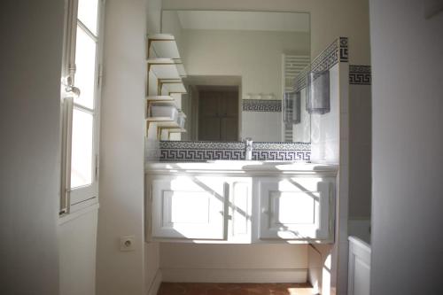 - un couloir avec un miroir et un escalier dans la salle de bains dans l'établissement Le mas provençal d'Aurélie, à Carpentras