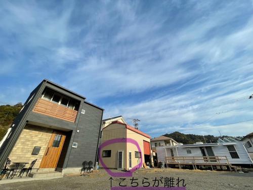 KannouraにあるGuest house MICHISHIOの曇天の家屋群