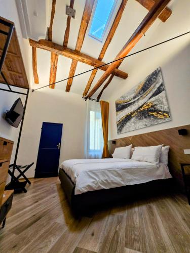 una camera da letto con un letto in una stanza con soffitti in legno di Piazza San Martino 9 a Bologna