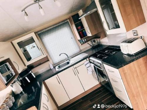 Η κουζίνα ή μικρή κουζίνα στο Metcalfes family caravan