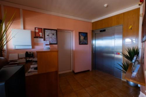 an office with a hallway with a desk and a door at Residencial Familia in Machico