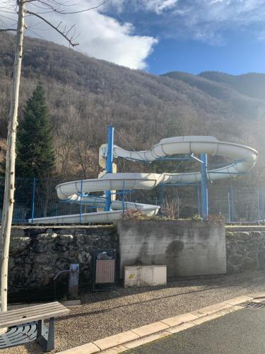 un banc en face d'un parc aquatique dans l'établissement Maison de montagne 8 couchages, à Aston