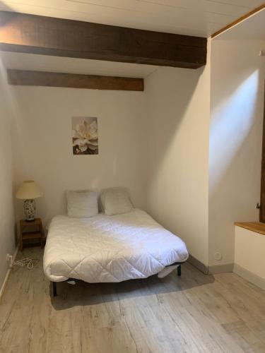 une chambre avec un lit dans le coin d'une pièce dans l'établissement Maison de montagne 8 couchages, à Aston