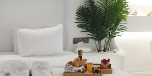 バトゥルーンにあるAqualand Hotel & Resortの食べ物の皿