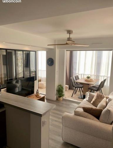 un salon avec un canapé et une table dans l'établissement T2 neuf avec loggia 5 min du port de Sanary, à Sanary-sur-Mer
