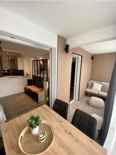 Coin salon dans l'établissement T2 neuf avec loggia 5 min du port de Sanary