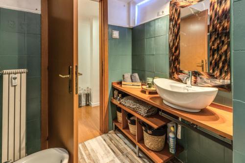 ローマにあるDOLCEVITA Apartmentの洗面台と鏡のあるバスルーム