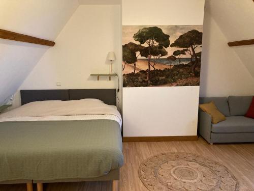 une chambre avec un lit et un canapé dans l'établissement Maison la Douime, à Azerat