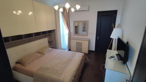 Ένα ή περισσότερα κρεβάτια σε δωμάτιο στο Central 2 BR penthouse ,sea view