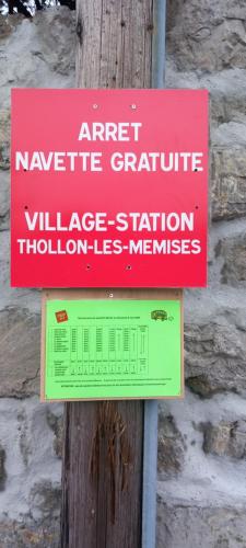Une pancarte sur un pôle téléphonique où l'on lit une station de village sans gratitude dans l'établissement STUDIO pour 4 PERSONNES à THOLLON LES MÉMISES, à Thollon-les-Mémises