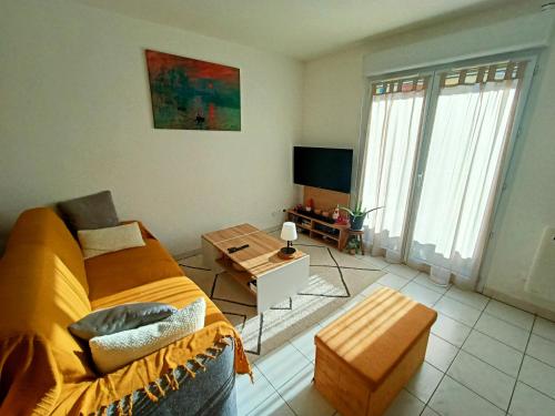 un salon avec un lit et une table dans l'établissement Appartement, à Digne-Les-Bains