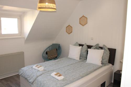 een slaapkamer met een bed met twee handdoeken erop bij Wohlfühl & Schickes Apartment in Heilbronn