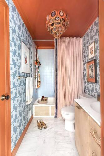 a bathroom with a toilet and a sink and a tub at Ol Pejeta Holiday Villas in Nanyuki