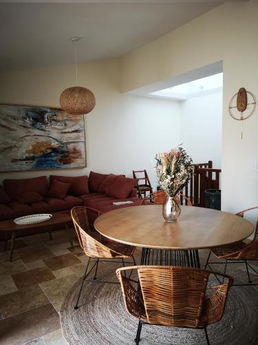un salon avec une table, des chaises et un canapé dans l'établissement Appartement duplex avec cour extérieure Avignon centre, à Avignon