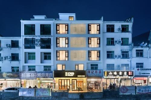 黄山風景区にあるThe Nest 1219 West Streetの白い大きな建物
