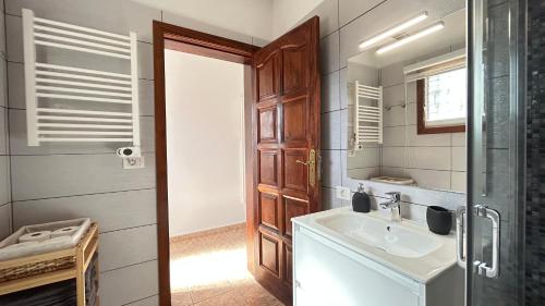 een badkamer met een wastafel en een spiegel bij Casa Maruca in Puntagorda
