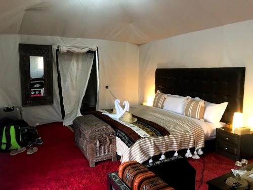 Postel nebo postele na pokoji v ubytování Camp Sahara Majestic