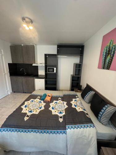 une chambre avec un grand lit dans une pièce dans l'établissement Charmant & LUXURY studio Paris Montreuil, à Montreuil