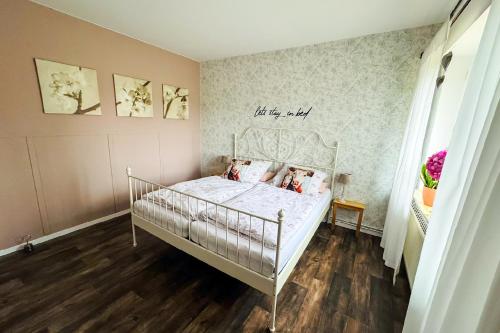 Кровать или кровати в номере Ferienwohnung Wiesenzauber - Ruhige Lage am Stadtrand von Leer & Nähe Papenburg